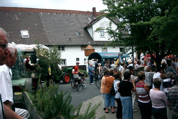 Ganz links auf dem Bild ist der Brgerknig 2003 Hans-Joachim Geppert zu sehen. Dem Festwagen des Kegelclub voran sind die geschmckten Wagen des Mnnergesangvereines und der Kyffhuser-Kameradschaft Woltorf