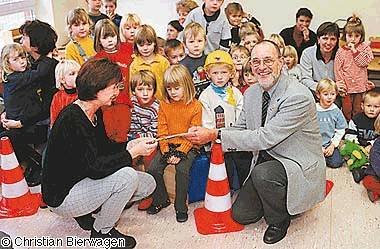 Stadtdirektor Gerhard Willenbücher zu Besuch im Woltorfer Kindergarten     [bild-link zur paz-online.de story]